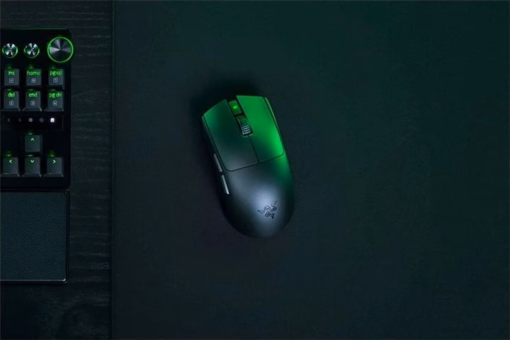 Razer Viper V4 Pro optiline hiir tumedal matil ülalt