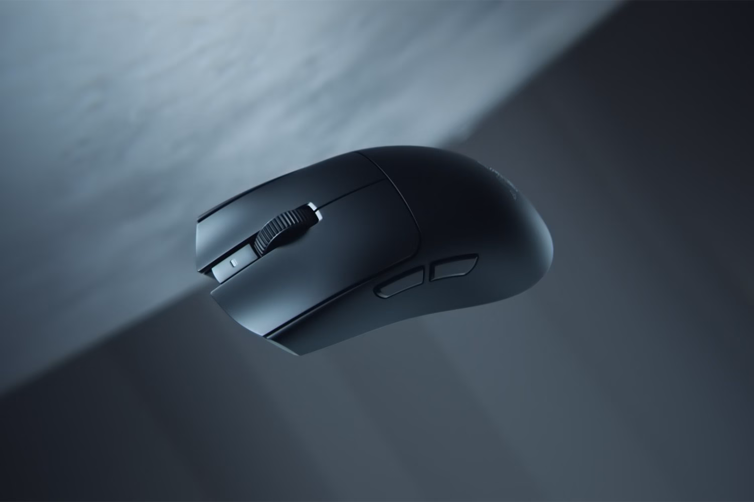 Razer Viper V4 Pro hiire vasak külg tumedal taustal