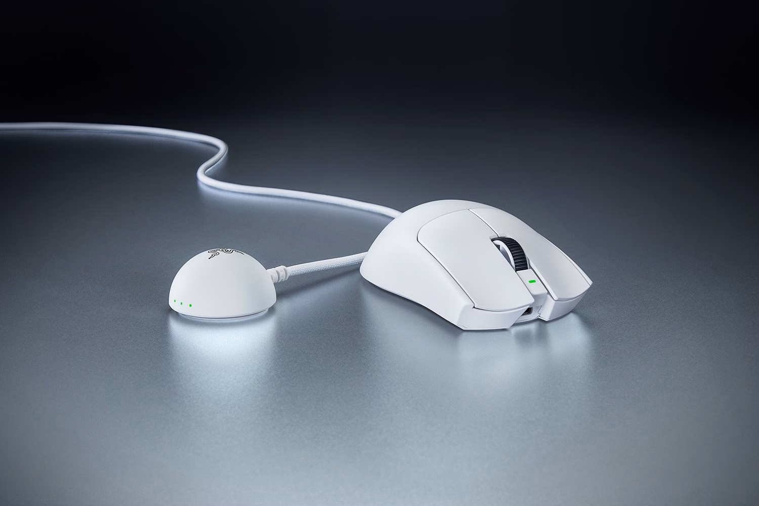 Valge Razer Viper V4 Pro hiir hallil pinnal kõrval kaabliga alus
