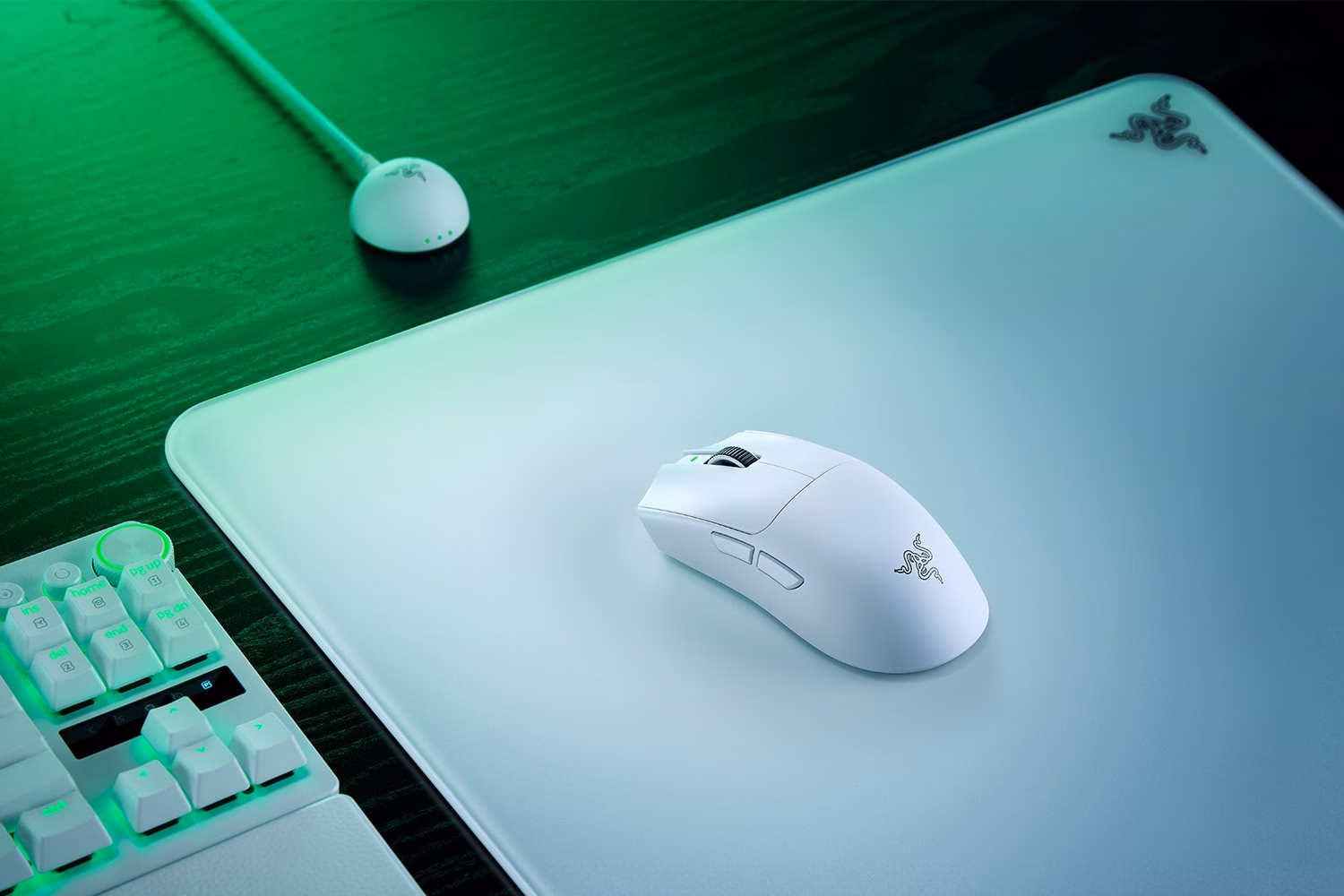 Valge Razer Viper V4 Pro hiir matil klaviatuuri ja alusega