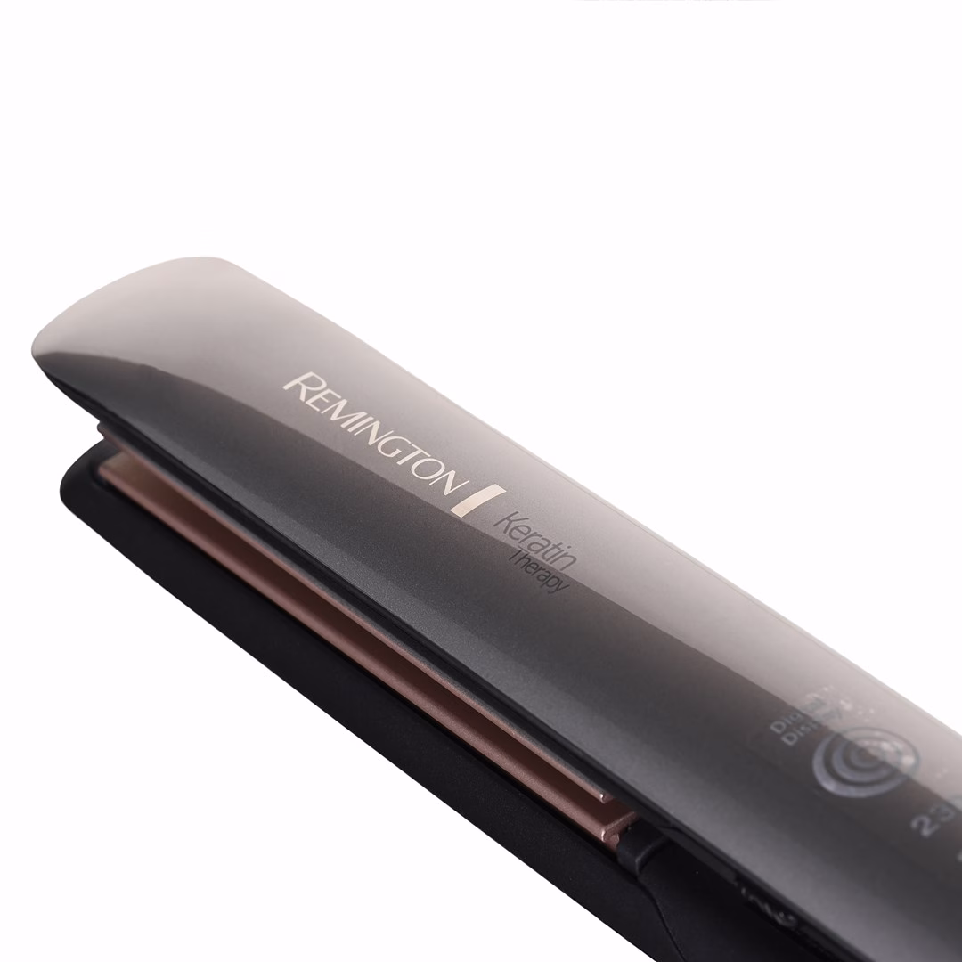 Juuksesirgendaja Remington Keratin Therapy Pro S8590 logo ja plaadi serv lähivaates