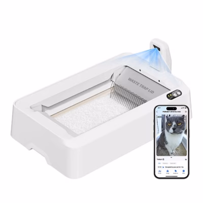 Isepuhastuv liivakast PETKIT Purobot Crystal Duo ja telefonis kaamerapilt kassist