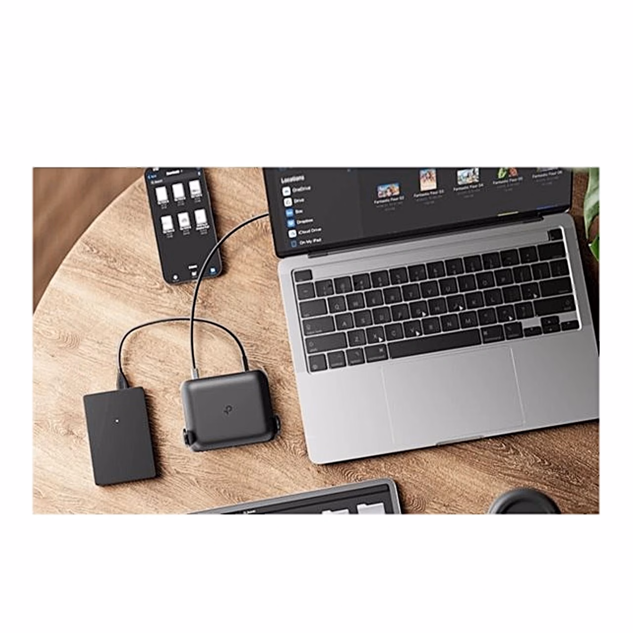 TP-Link Roam 6 TL-WR1512X USB-ketta ja sülearvuti kõrval laual failide jagamisel