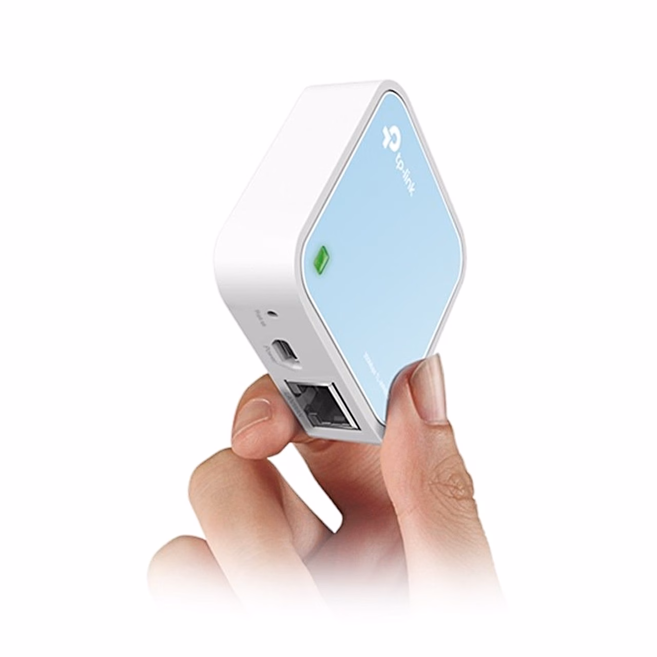 WLAN-ruuter TP-Link TL-WR802N käes, suurus võrreldes sõrmedega