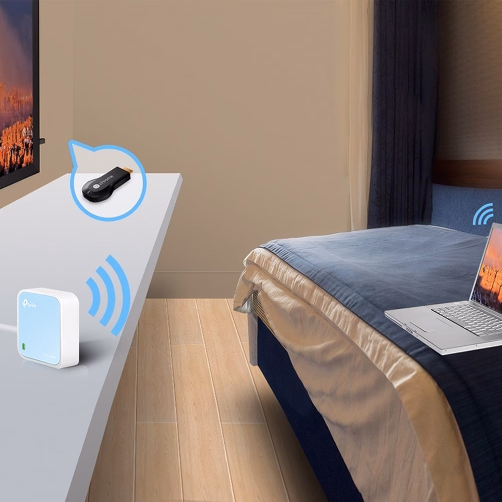 TP-Link TL-WR802N ruuter hotellitoa laual sülearvuti ja meediapleieri juures
