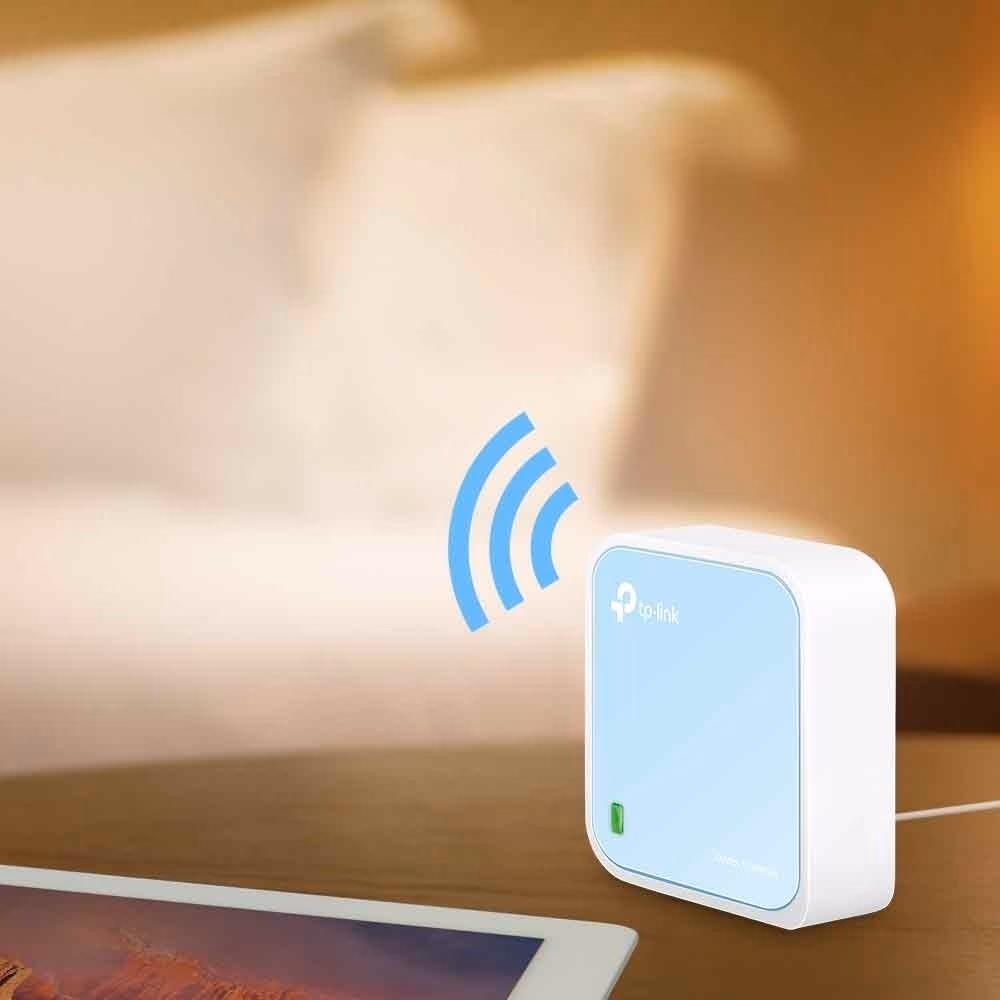 TP-Link TL-WR802N ruuter öökapil tahvelarvuti kõrval