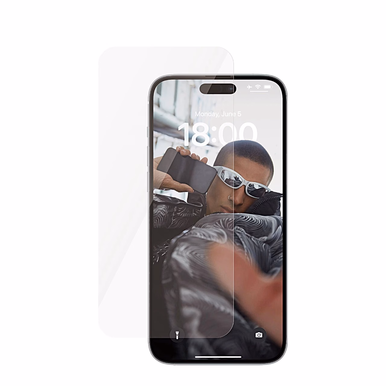 iPhone 15 Plus ekraanikaitse PanzerGlass SAFE ja telefon eestvaates