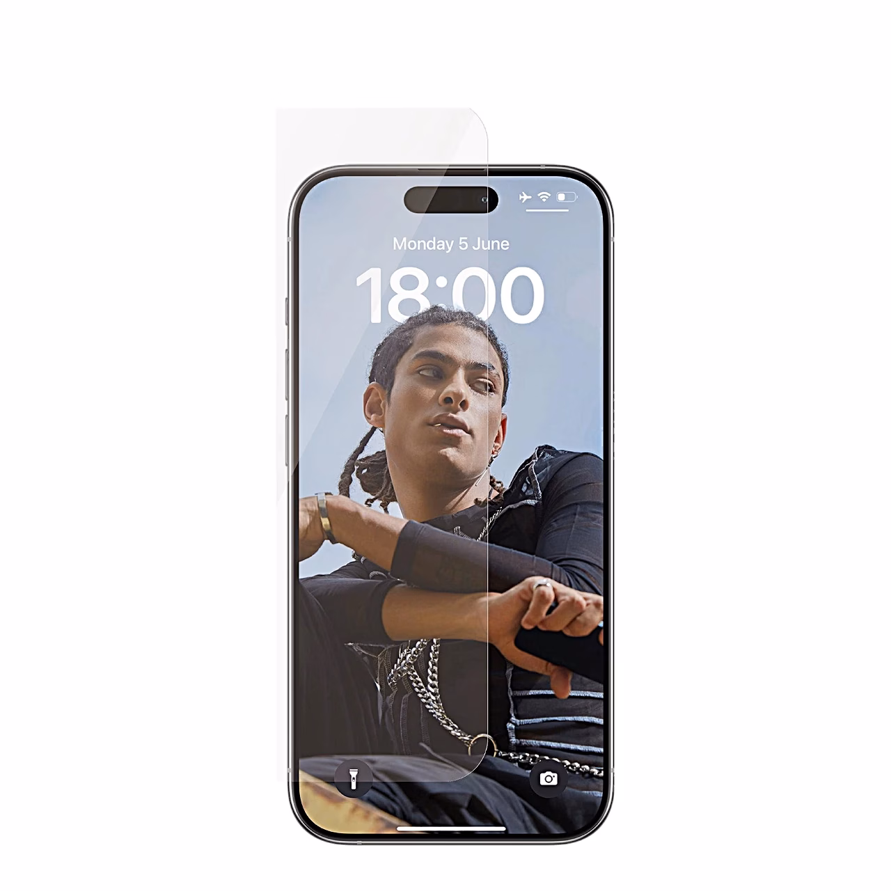 iPhone 15 Pro koos PanzerGlass SAFE kaitseklaasiga, eestvaade