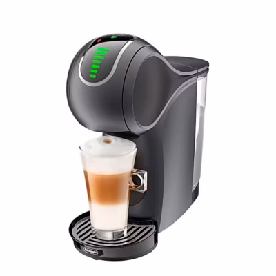 Hall De'Longhi Genio S Touch kapselkohvimasin latteklaasiga, vaade nurga alt