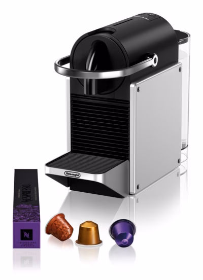 Hõbedane kapselkohvimasin De’Longhi Pixie EN127.S, kõrval Nespresso kapslid
