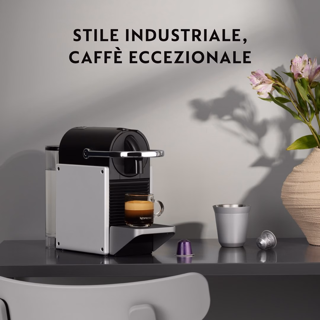 Kapselkohvimasin Pixie EN127.S laual, tassialusel espressotass
