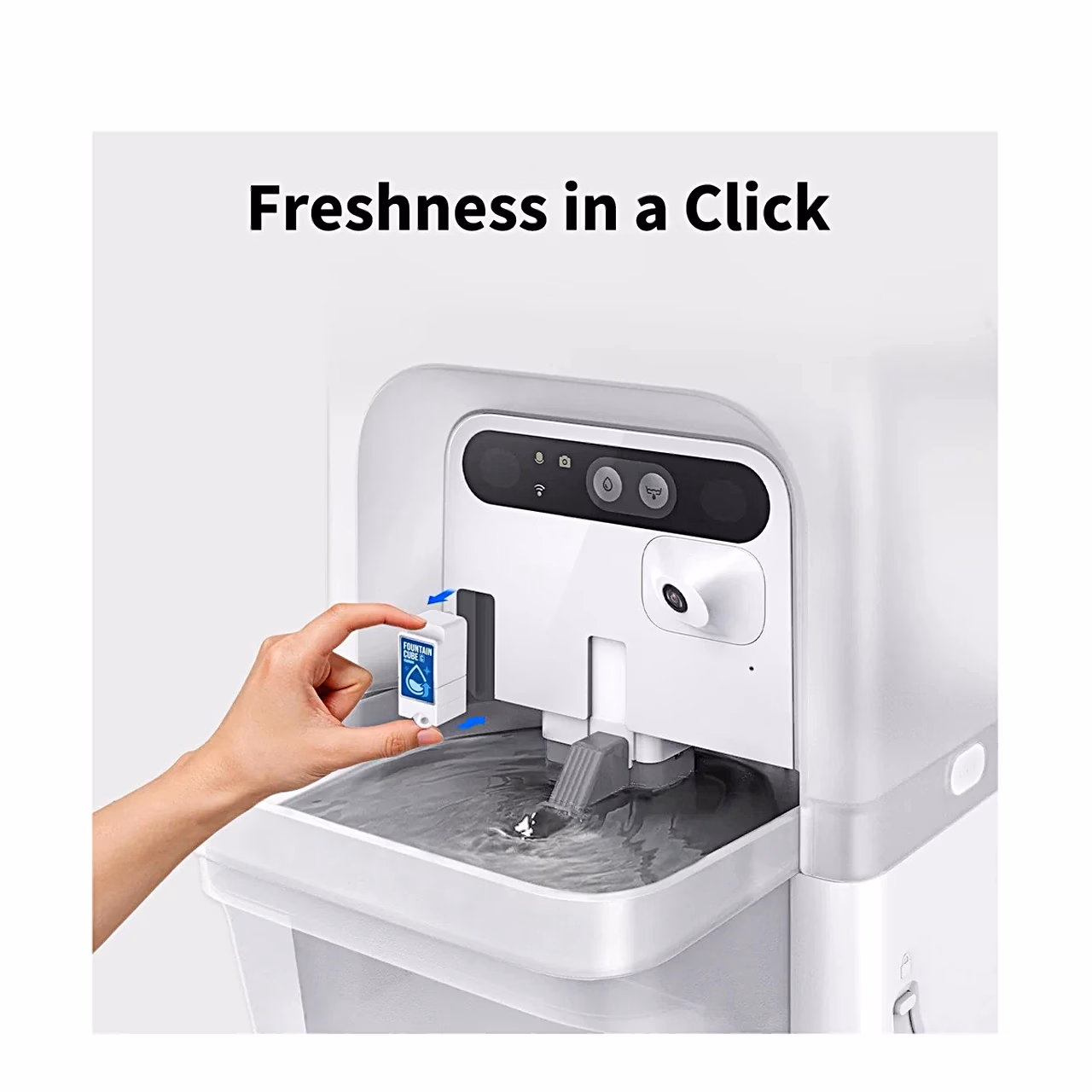 Käsi lükkab Fountain Cube C kuubiku EverSweet Ultra purskkaevu väljavoolu pessa