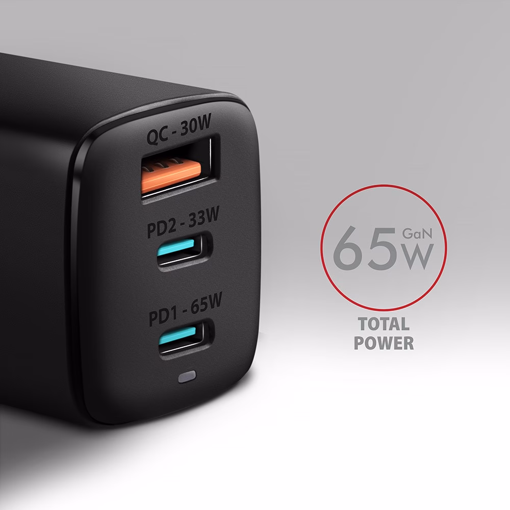 AXAGON ACU-DPQ65 USB-A- ja kahe USB-C-pordi lähivaade võimsuse tähistega