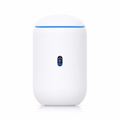 Kolmeribaline wifi-ruuter Ubiquiti Dream Router 7 esikülje ekraani ja sinise valgusribaga