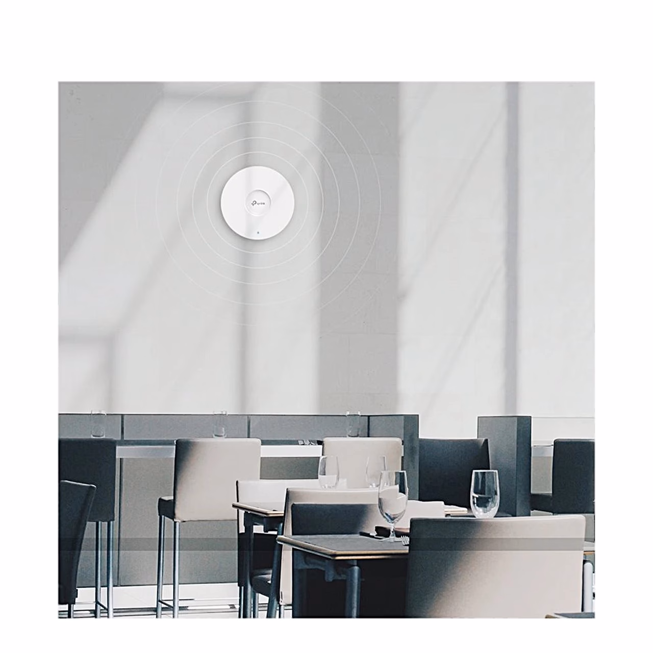 WiFi-pääsupunkt EAP670 kohviku laes akende kohal