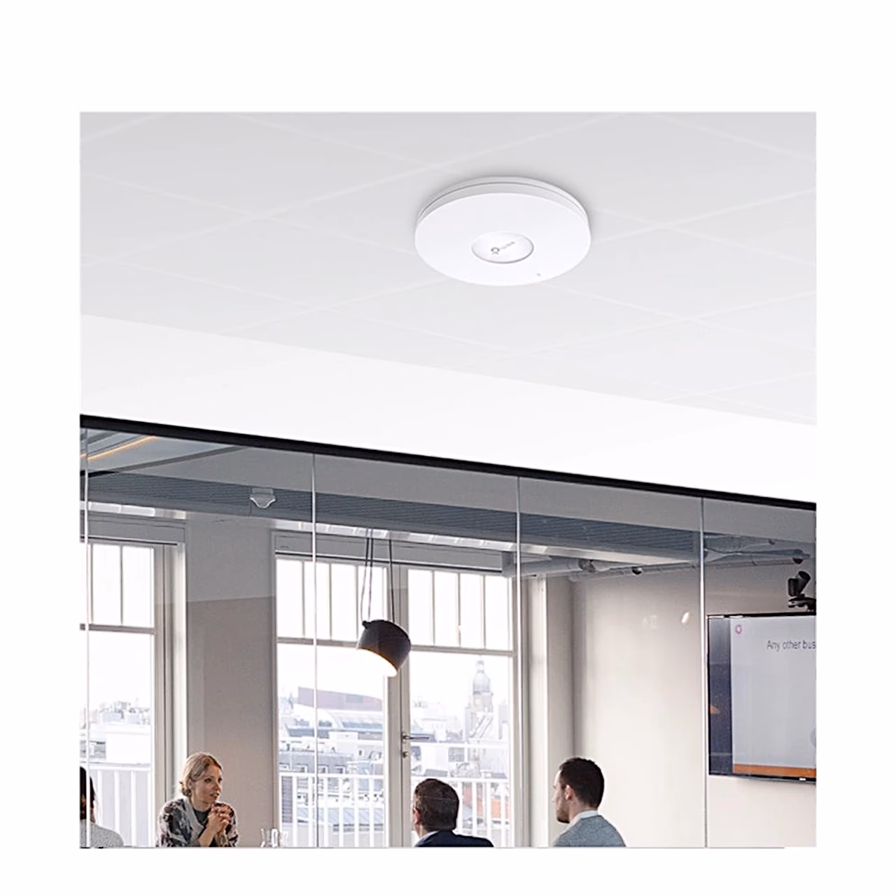 Laes paiknev WiFi-pääsupunkt TP-Link EAP670 koosolekuruumis
