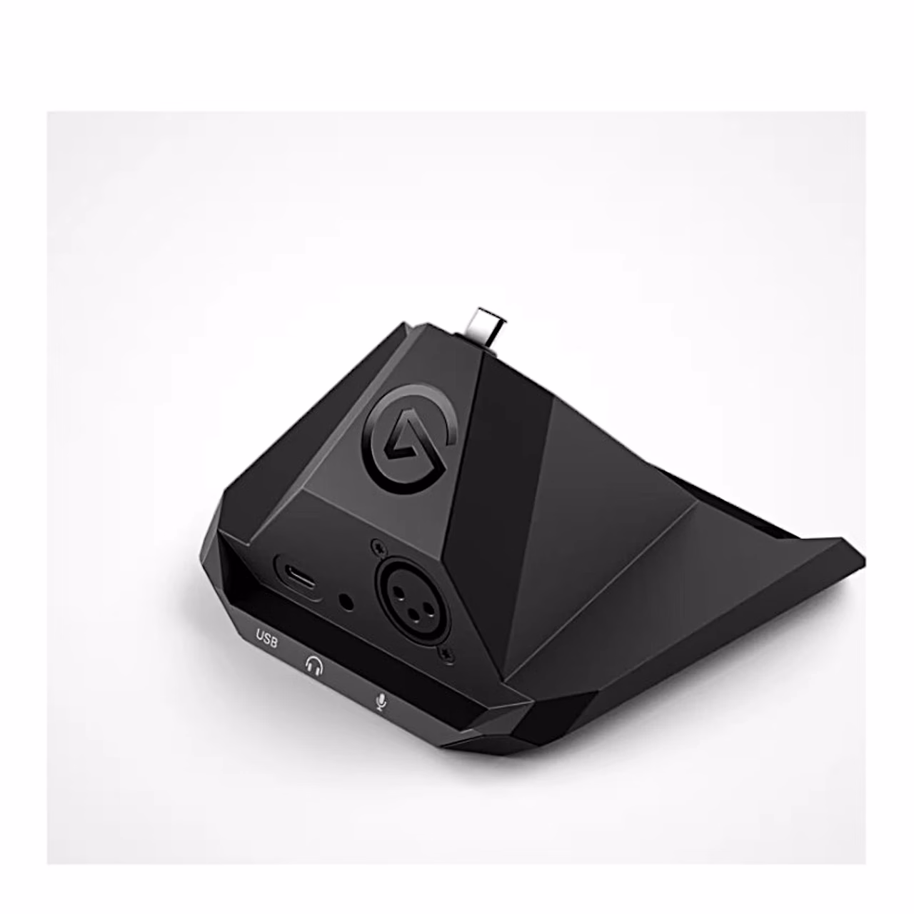XLR Dock MK.2 hallil taustal, peal USB-C-pistik juhtpuldi jaoks