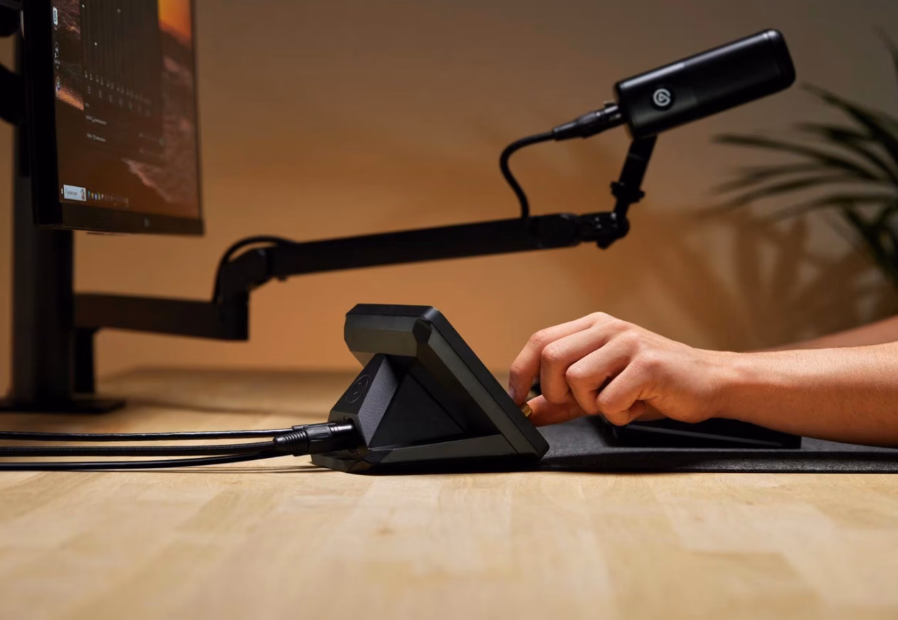 XLR-mikrofoniliides Elgato XLR Dock MK.2 laual koos mikrofoni ja juhtpuldiga
