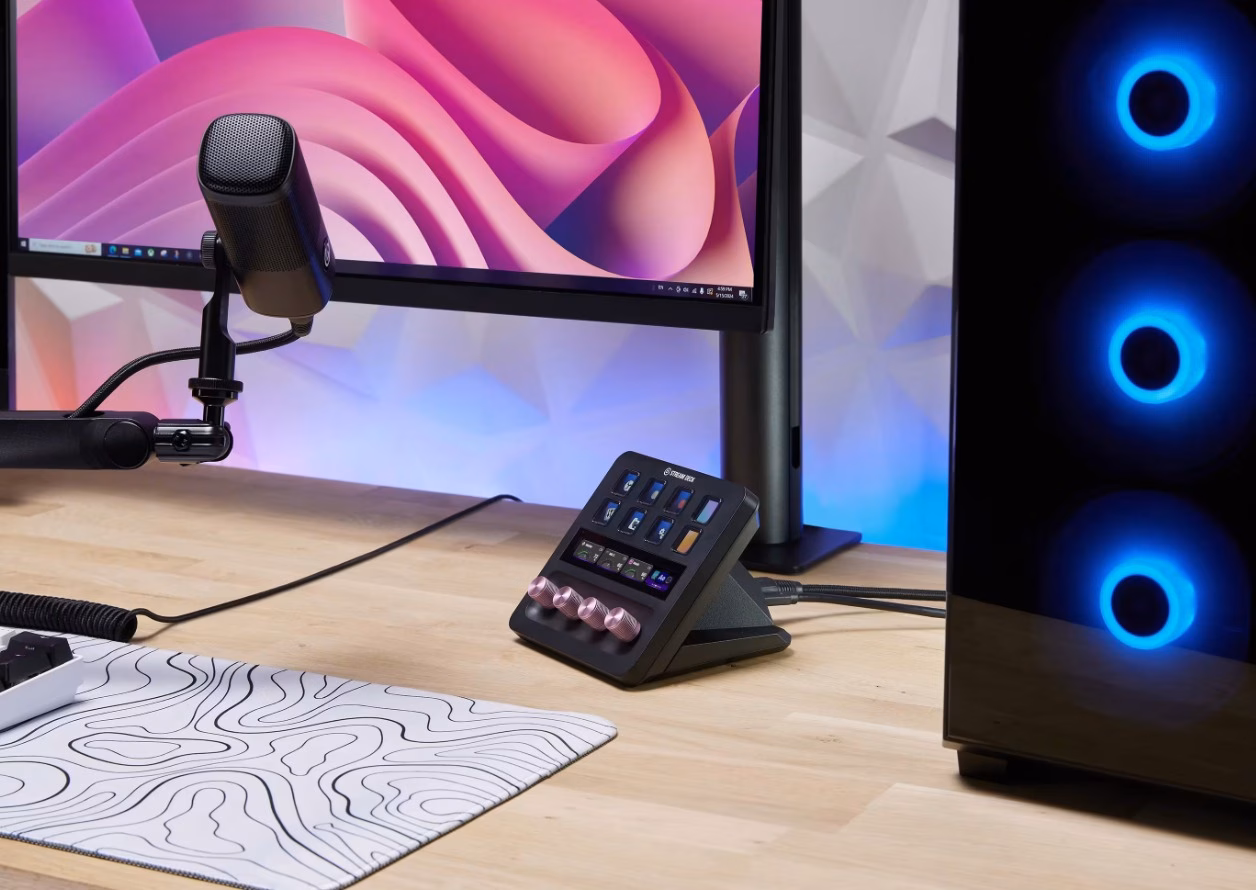 Töölaud mikrofoni, monitori ja XLR Dock MK.2 mooduliga Stream Deck + juhtpuldiga