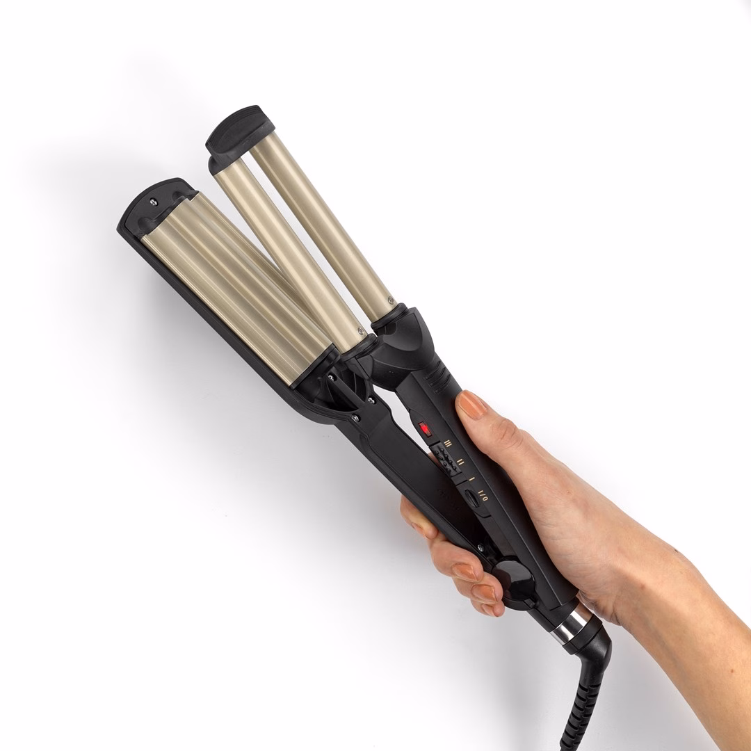 Lainetangid BaByliss Easy Waves C260E käes, pöörlev toitejuhe käepideme otsas