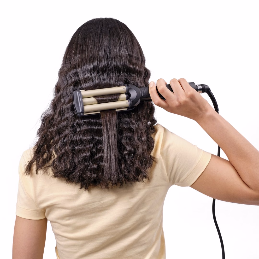Juuksekoolutaja BaByliss Easy Waves C260E kasutamisel pikkadel tumedatel juustel