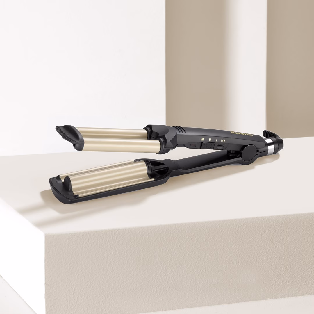 Lainekoolutaja BaByliss Easy Waves C260E avatuna heledal alusel