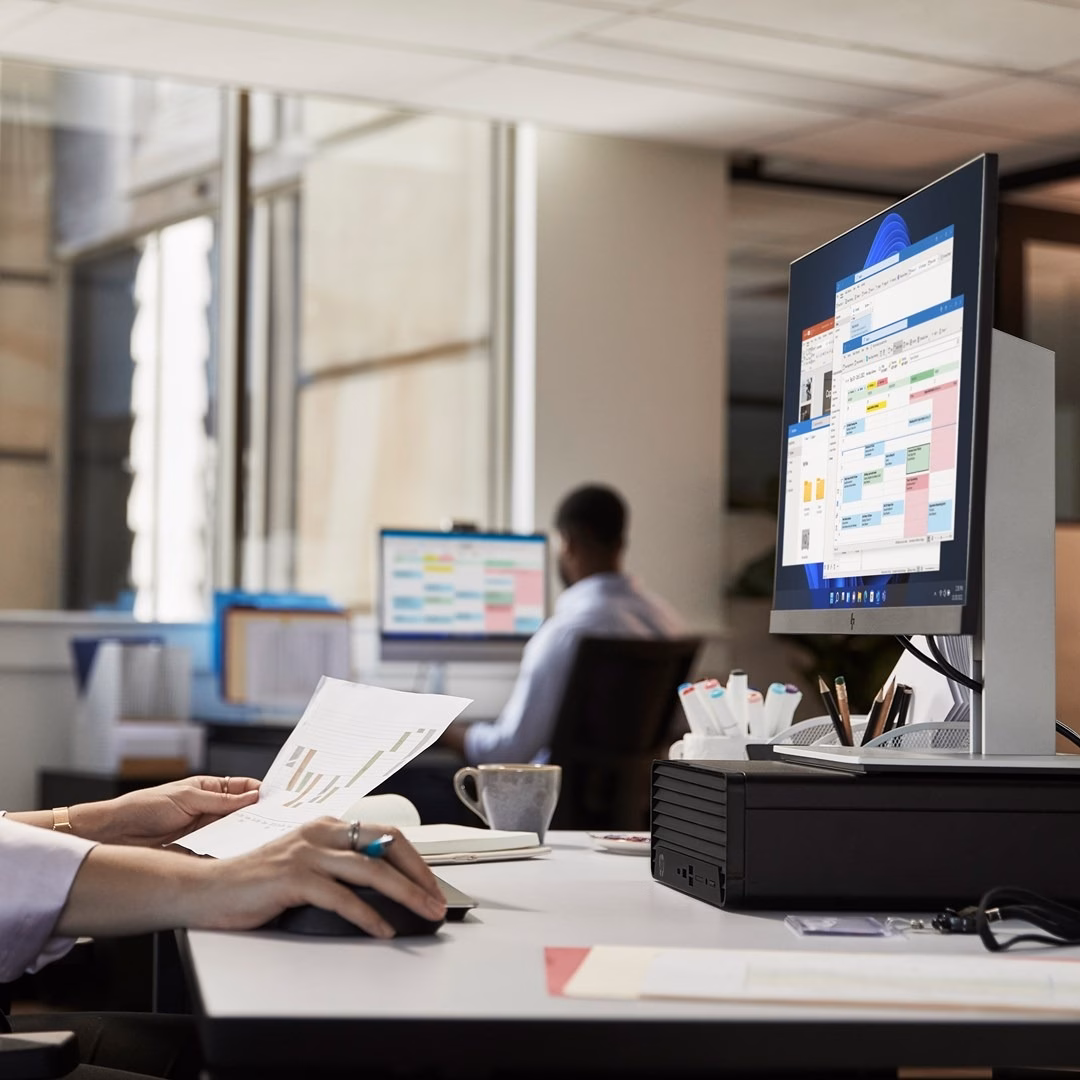 HP Pro 400 G9 kontoriarvuti laual monitori all kontoris