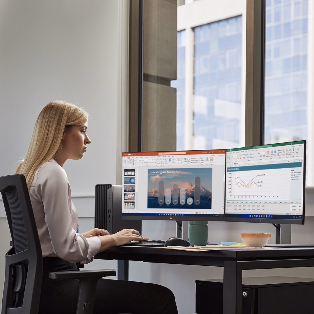 Töölauaarvuti HP Pro 400 G9 kahe monitoriga töökohal