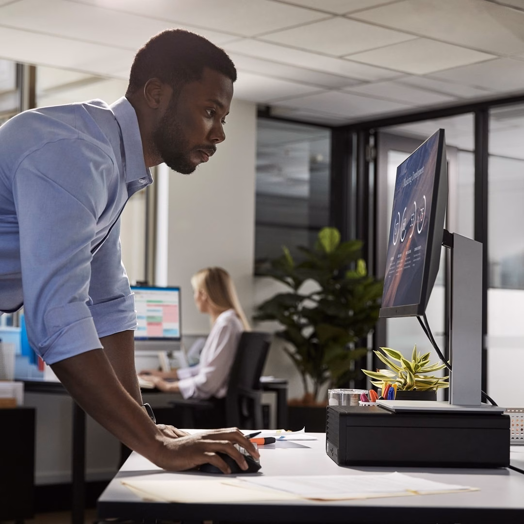 HP Pro 400 G9 lauaarvuti kontorilaual monitori kõrval