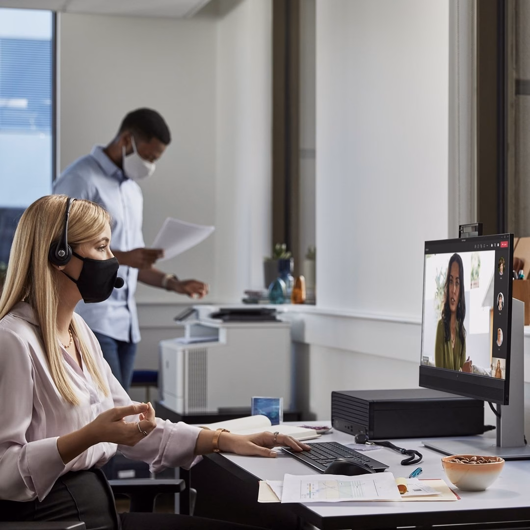 HP Pro 400 G9 lauaarvuti videokõne ajal veebikaamera ja monitoriga
