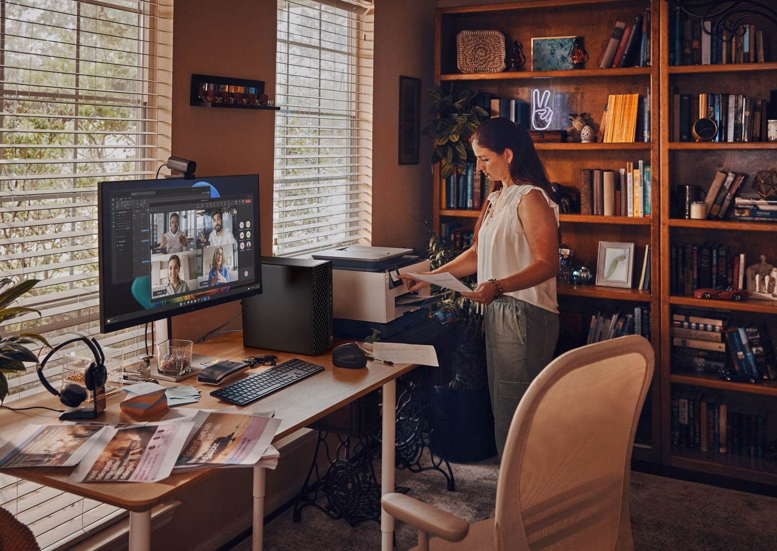 HP ProDesk 4 Tower G1i kontoriarvuti töölaua all, laual monitor ja printer