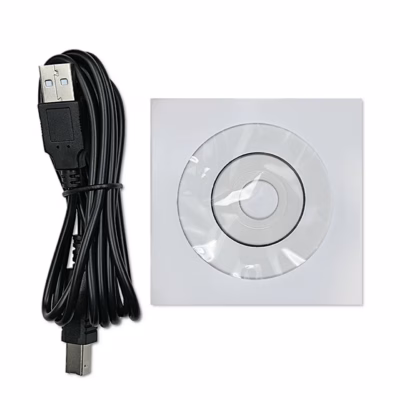 UPS-i Qoltec Monolith 53770 USB-kaabel ja CD-plaat valgel taustal