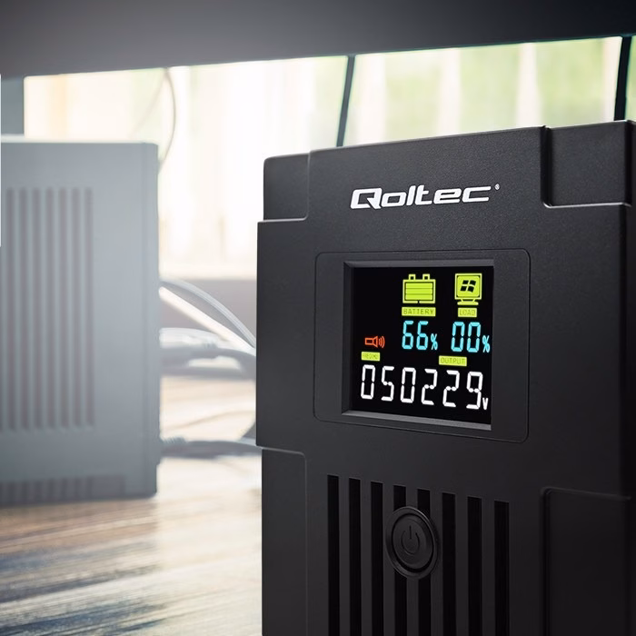 UPS Qoltec Monolith 53770 ruumis, ekraanil aku laetuse näit
