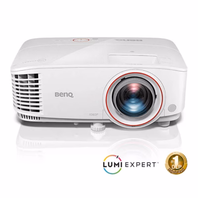 Projektor BenQ TH671ST eestvaates, punase rõngaga objektiiv ja LumiExperti märk