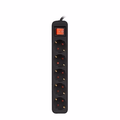 Pikendusjuhe Lanberg PS1-05F-0150-BK ülaltvaates, viis pesa ja punane lüliti