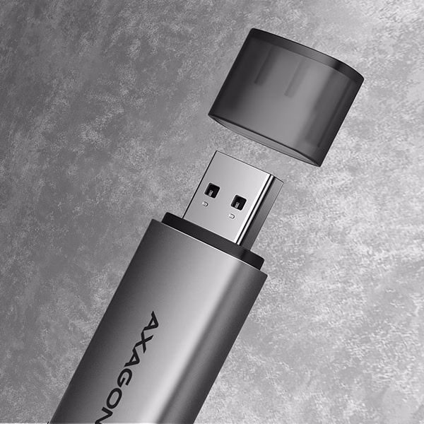 AXAGON CRE-SAC microSD lugeja USB-A-pistik ja eemaldatud kork lähivaates