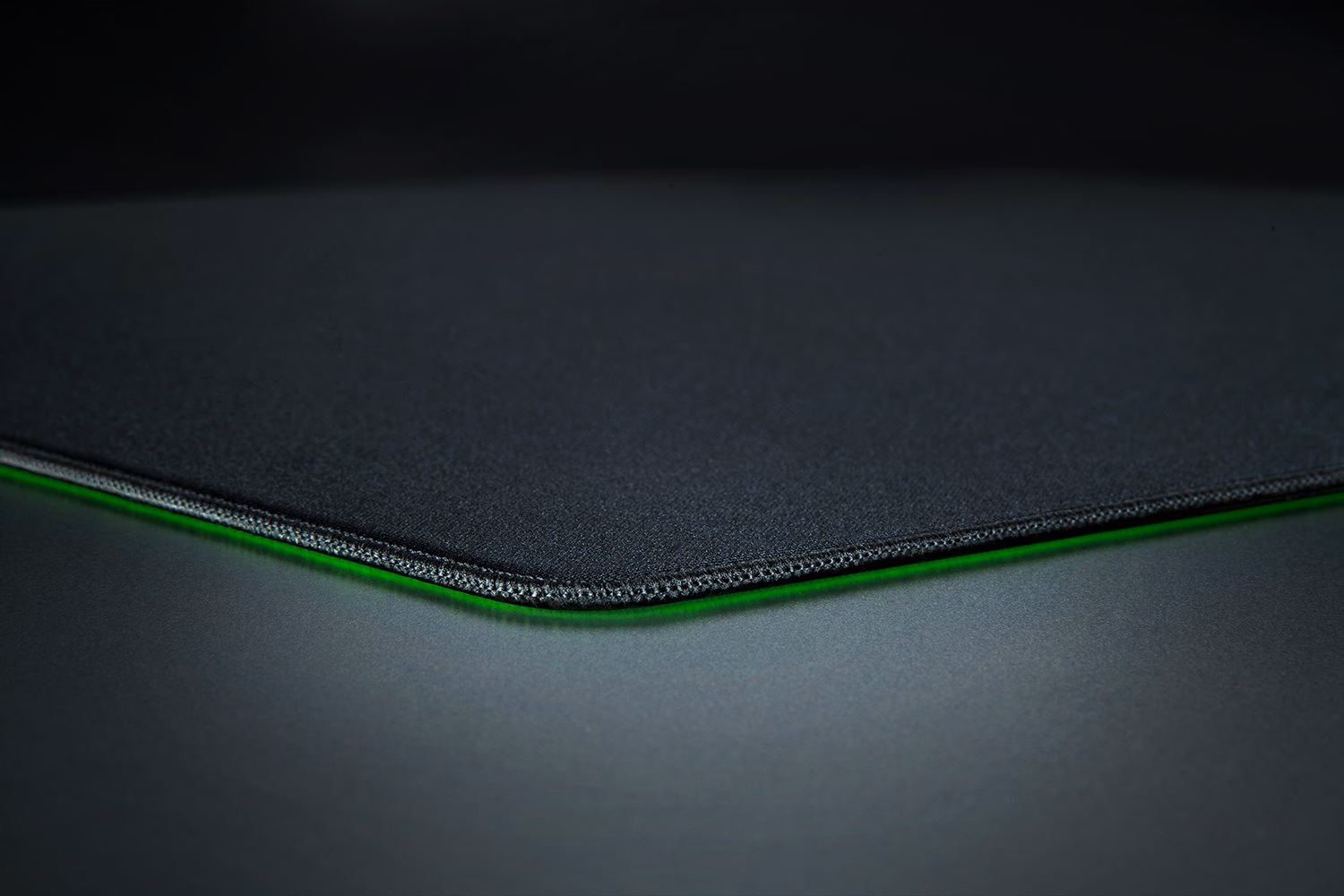 Razer Gigantus V2 Pro mousepad lähivaates, õmmeldud serv laua kohal
