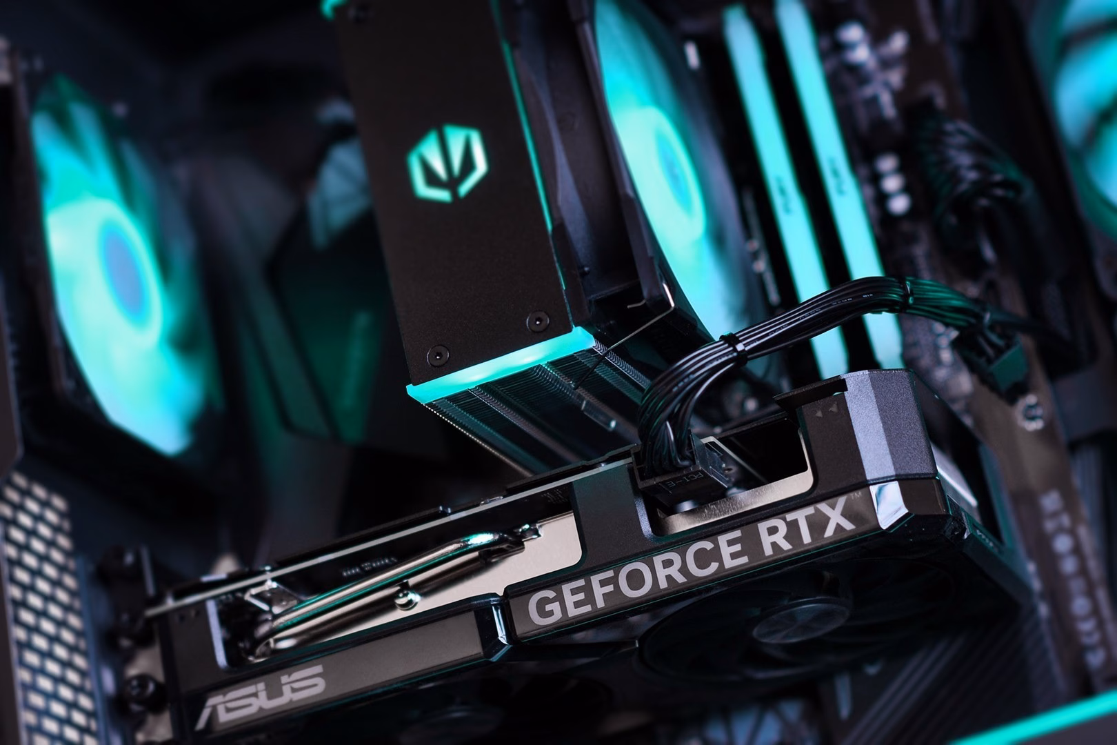 Mänguri lauaarvuti Actina GeForce RTX graafikakaart ja mälumoodulid lähivaates