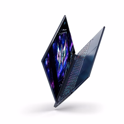 Acer Predator Helios Neo 16S AI avatuna külje pealt, ekraan ja taustvalgusega klahvid