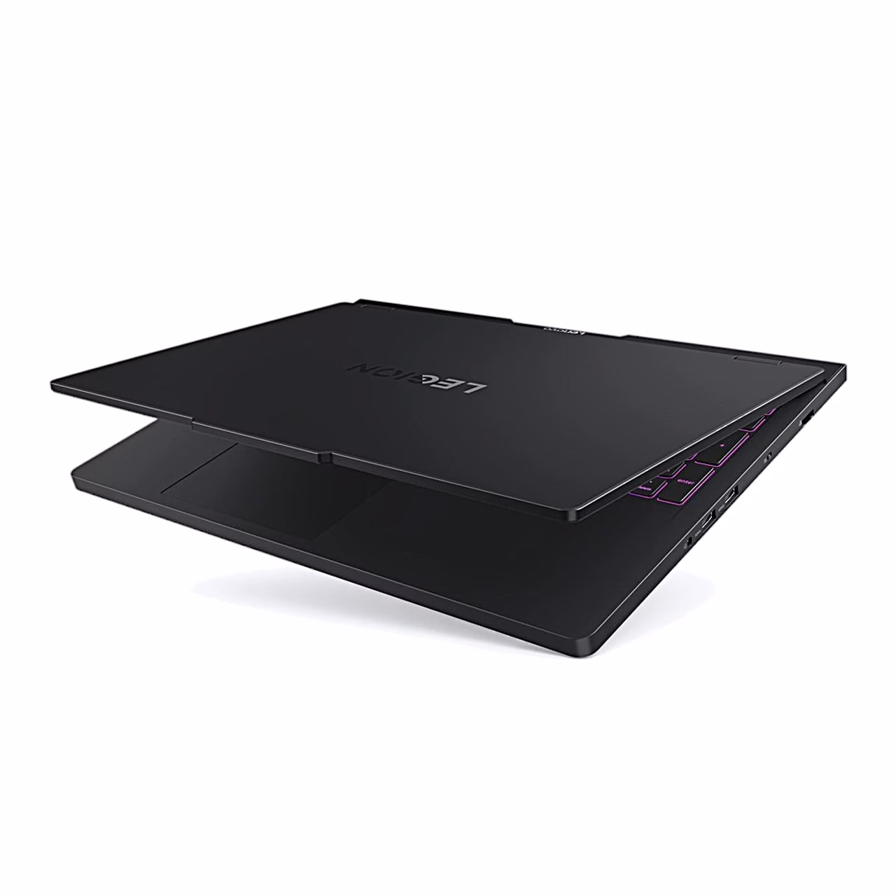 Lenovo Legion Pro 5 16IAX10H pisut avatud kaanega külgvaates