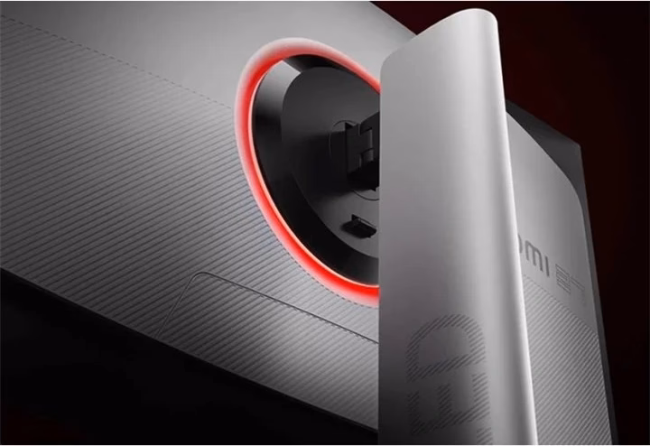 Xiaomi G Pro 27Qi 2026 tagakülje valgusefekt ja jala kinnitus lähivaates
