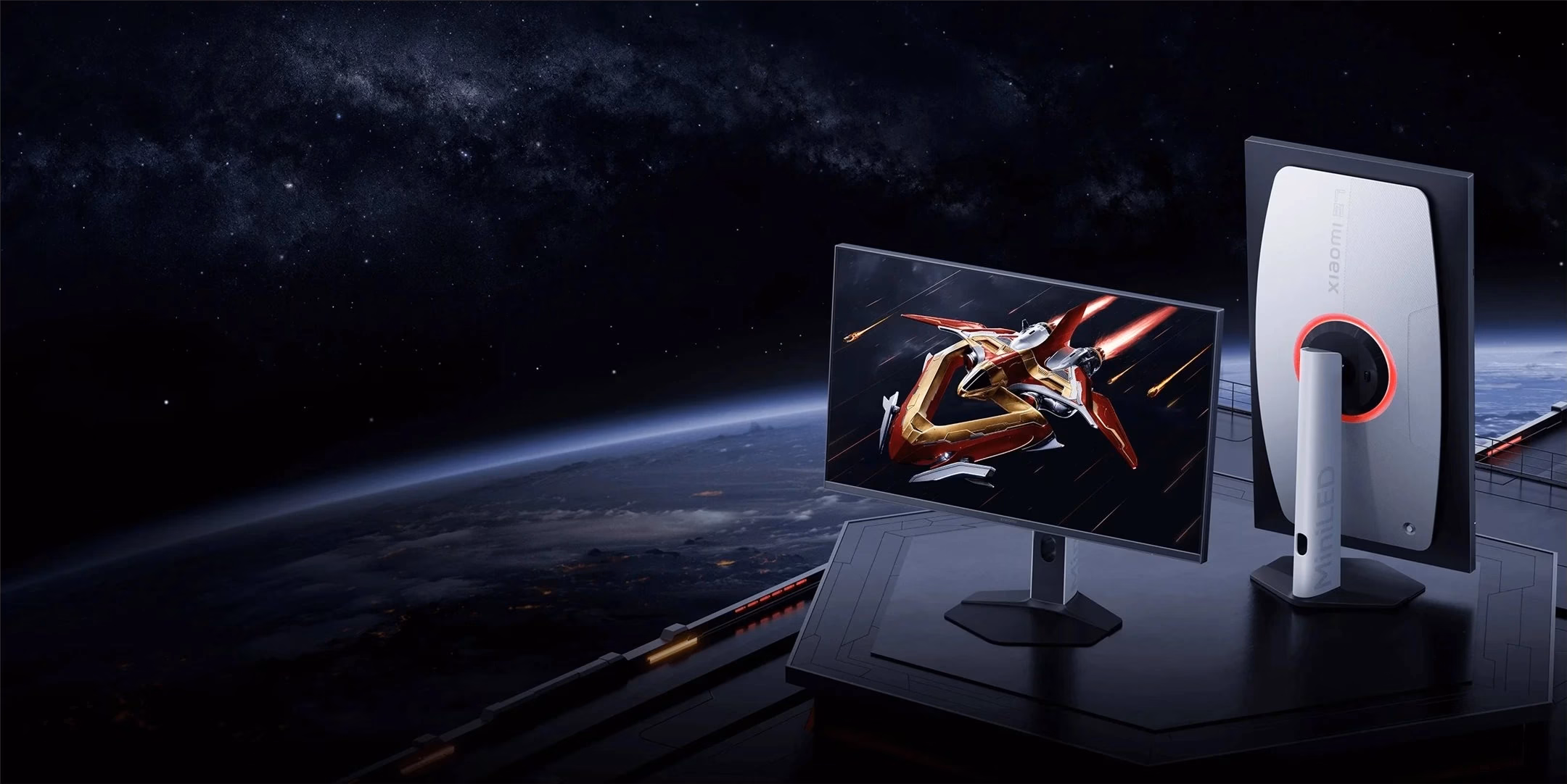 Kaks Xiaomi G Pro 27Qi 2026 monitori eest- ja tagantvaates kosmose taustal