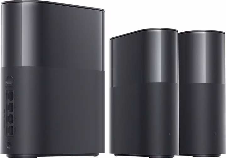 Kolm tumehalli Xiaomi Mesh System BE3600 Pro ruuterit, esimesel neli Ethernet-porti