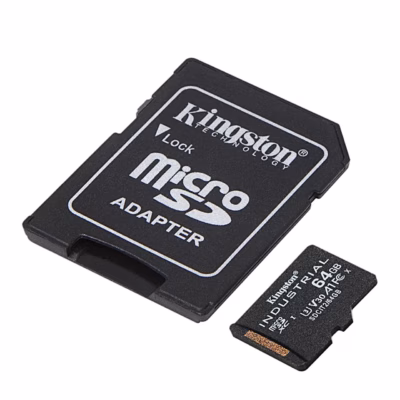 Kingston Industrial microSDXC mälukaart ja SD-adapter nurga alt vaadatuna