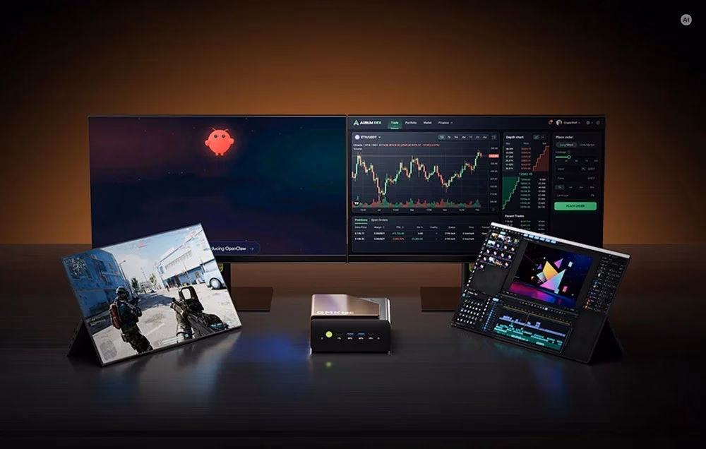 GMKtec EVO-T2S miniarvuti laual nelja ekraaniga, kaks monitori ja kaks kaasaskantavat ekraani