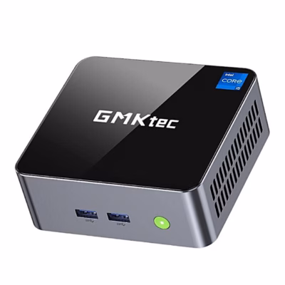 Miniarvuti GMKtec NucBox M3 ülalt nurga alt, läikiv must kaas ja esipaneeli pordid