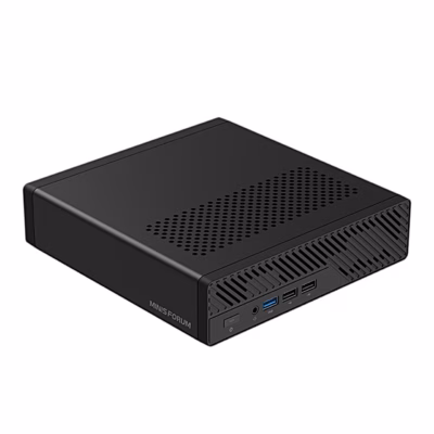 Minisforum MS-03 miniarvuti nurga alt, esipaneelil USB-pordid ja toitenupp