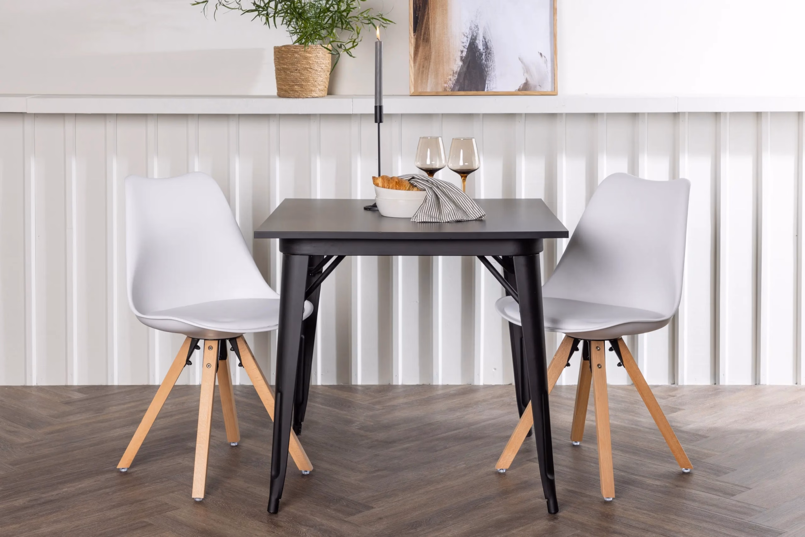 Must ruudukujuline söögilauakomplekt Tempe laua ja kahe valge Zeno tooliga, GR23899