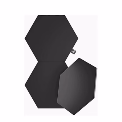 Kolm musta Nanoleaf Shapes kuusnurkset paneeli kokku ühendatuna, eestvaade