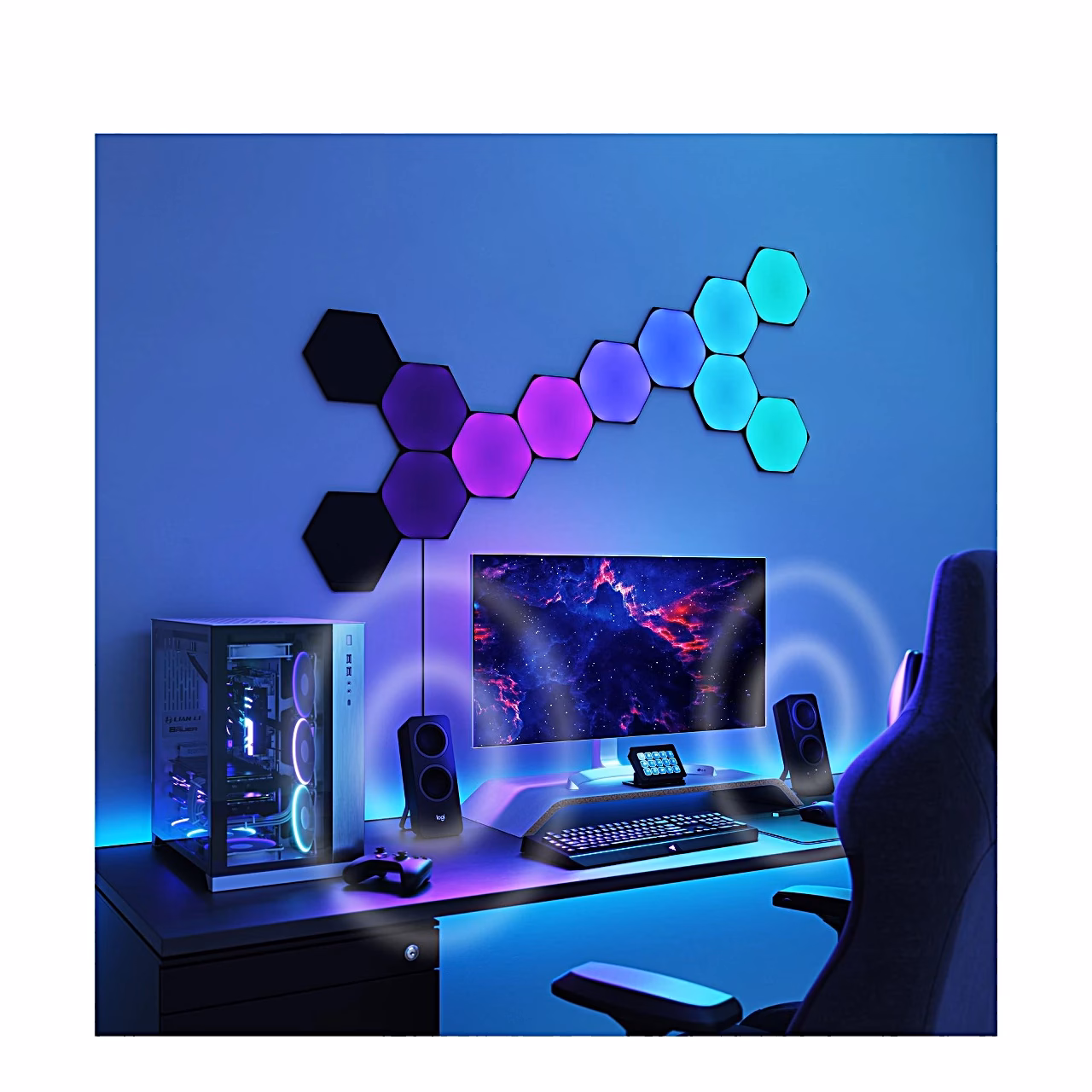 Nanoleaf Shapes kuusnurgad arvutilaua kohal sinise ja lillana, kõlarid kõrval